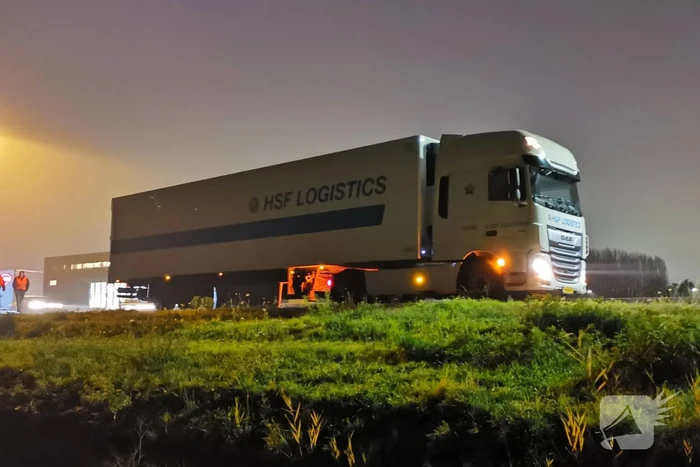 Aanrijding tussen twee auto's en vrachtwagen