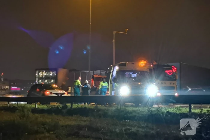 Aanrijding tussen twee auto's en vrachtwagen