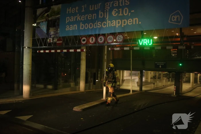 Auto in brand in parkeergarage