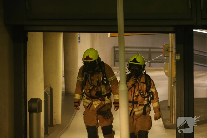 Auto in brand in parkeergarage