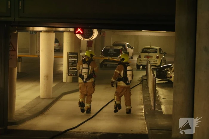 Auto in brand in parkeergarage