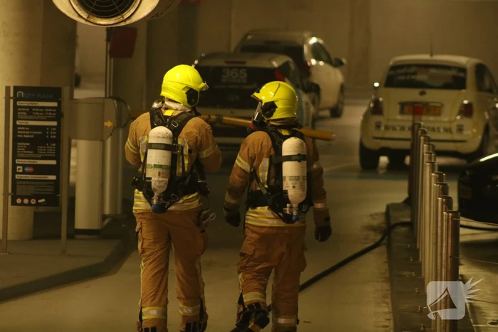 Auto in brand in parkeergarage
