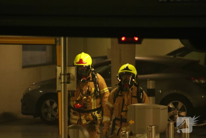 Auto in brand in parkeergarage
