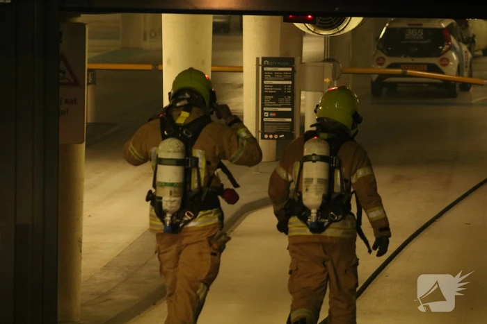 Auto in brand in parkeergarage