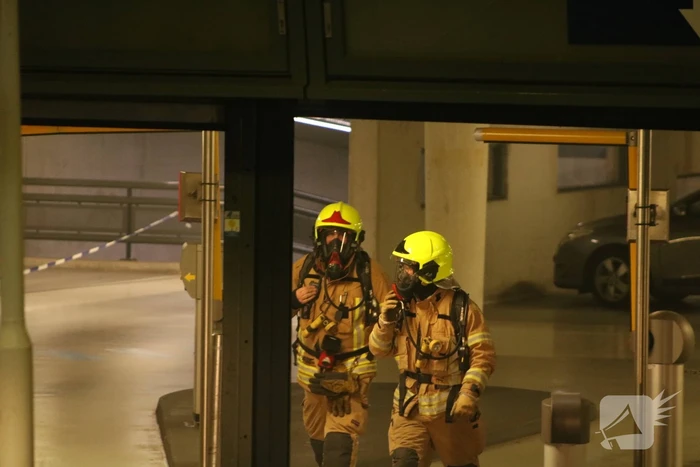 Auto in brand in parkeergarage