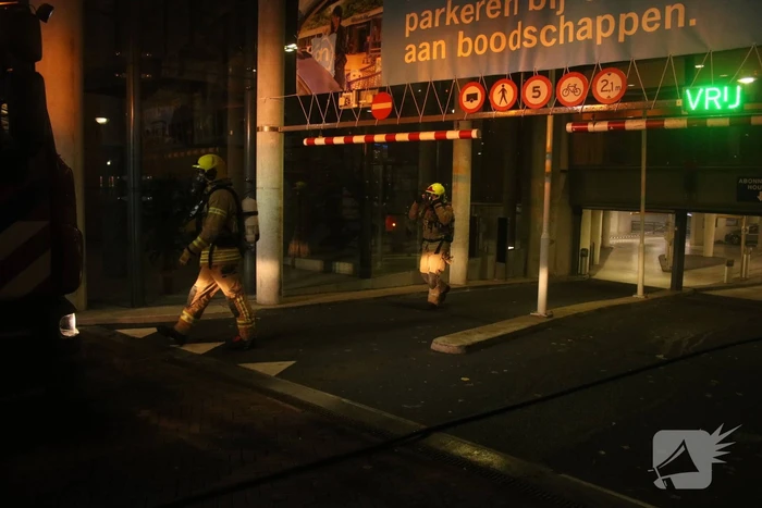 Auto in brand in parkeergarage