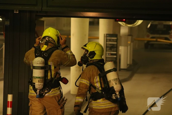Auto in brand in parkeergarage