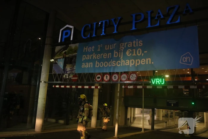 Auto in brand in parkeergarage