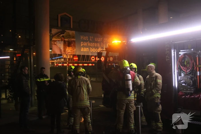 Auto in brand in parkeergarage