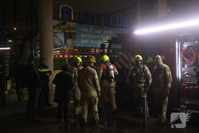 Auto in brand in parkeergarage