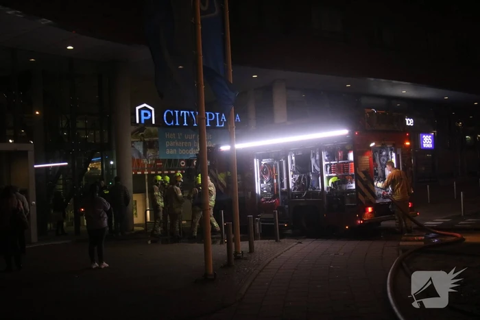 Auto in brand in parkeergarage