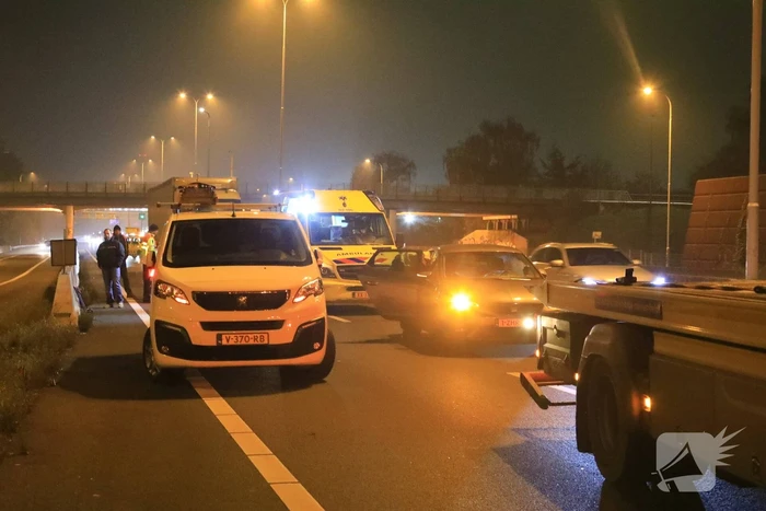 Vrachtwagen ramt auto in flank