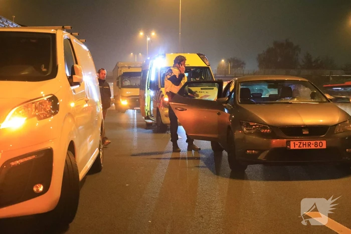 Vrachtwagen ramt auto in flank
