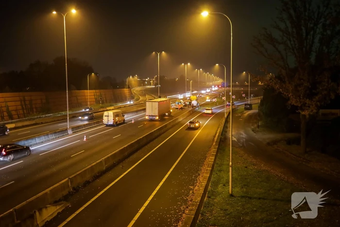 Vrachtwagen ramt auto in flank