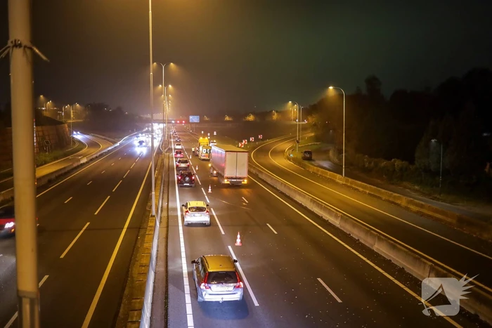 Vrachtwagen ramt auto in flank