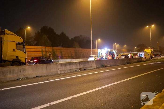 Vrachtwagen ramt auto in flank