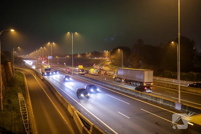 Vrachtwagen ramt auto in flank