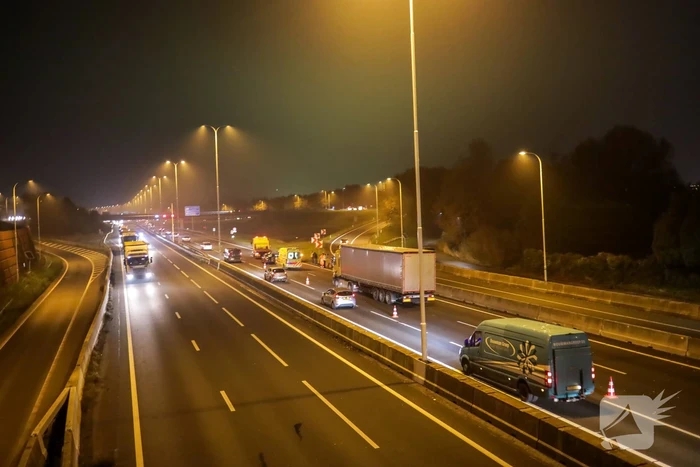 Vrachtwagen ramt auto in flank