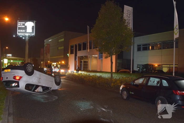 Automobilist botst op geparkeerde personenauto