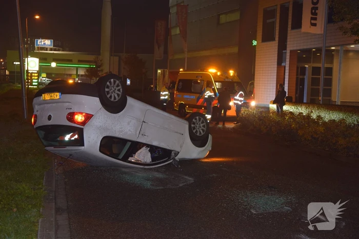 Automobilist botst op geparkeerde personenauto