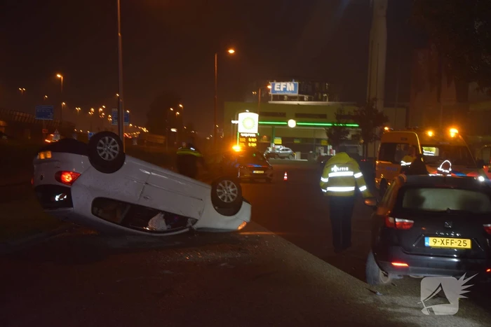 Automobilist botst op geparkeerde personenauto