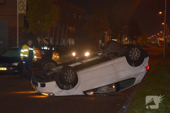 Automobilist botst op geparkeerde personenauto