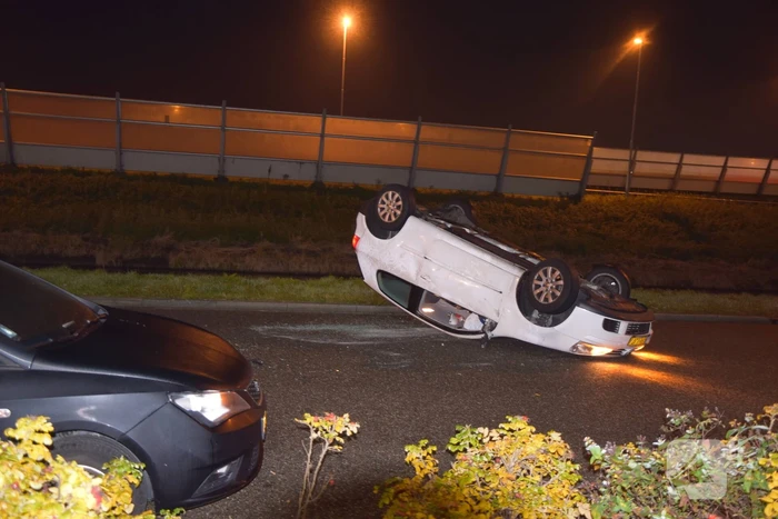 Automobilist botst op geparkeerde personenauto