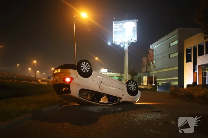 Automobilist botst op geparkeerde personenauto
