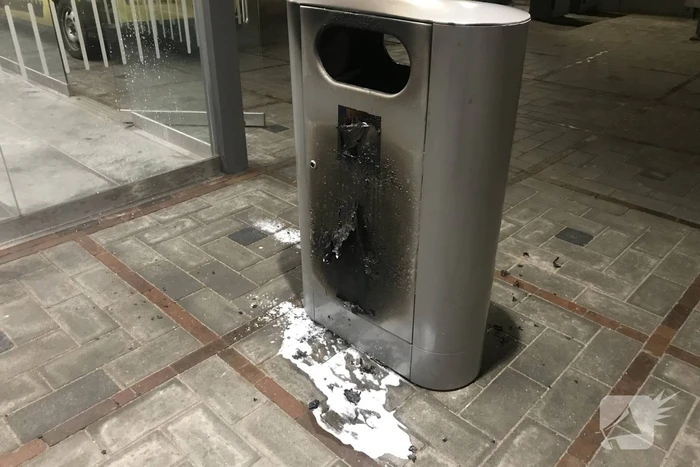 Afvalbak vat vlam op station