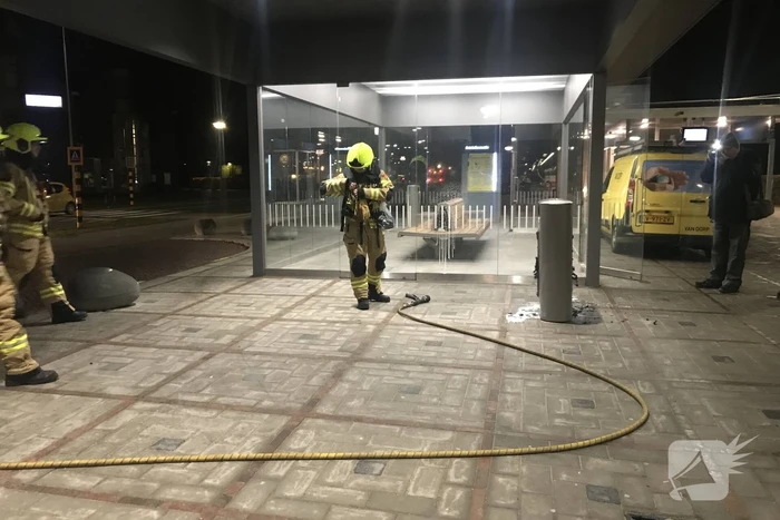 Afvalbak vat vlam op station