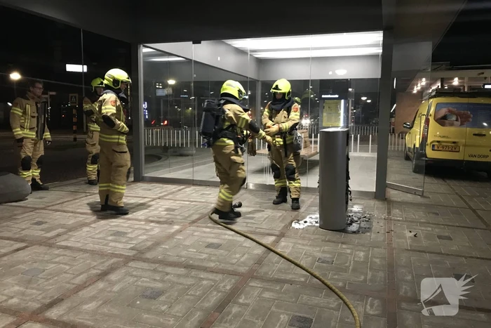 Afvalbak vat vlam op station