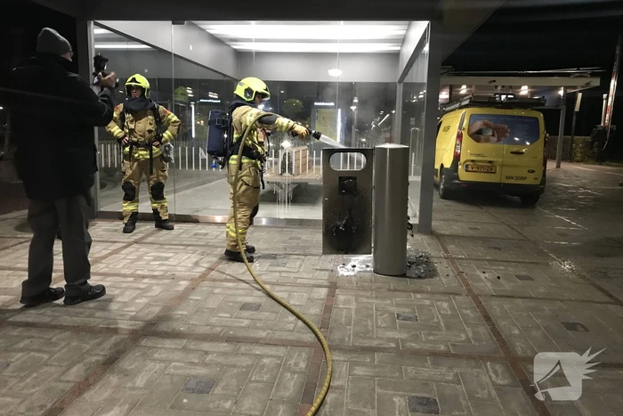 Afvalbak vat vlam op station
