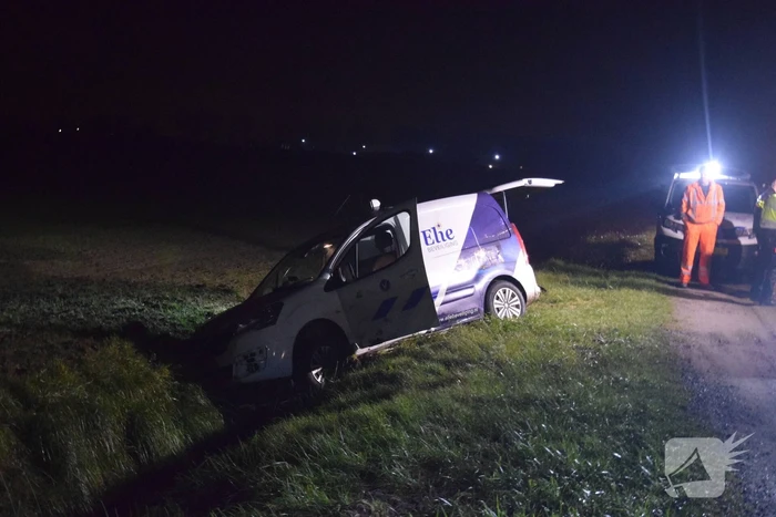 Busje van beveiligingsbedrijf belandt in sloot