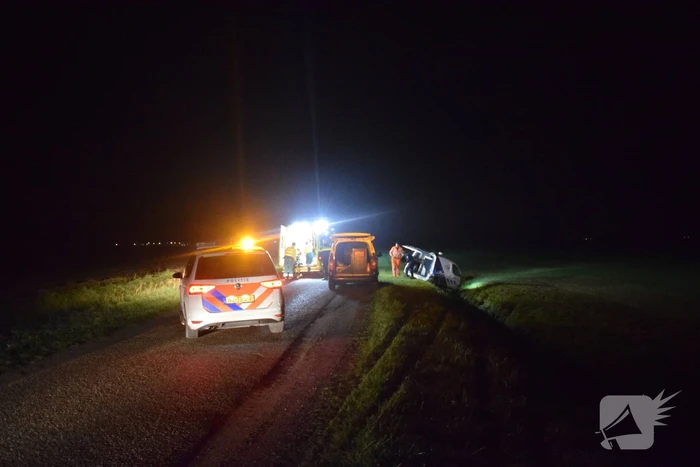 Busje van beveiligingsbedrijf belandt in sloot