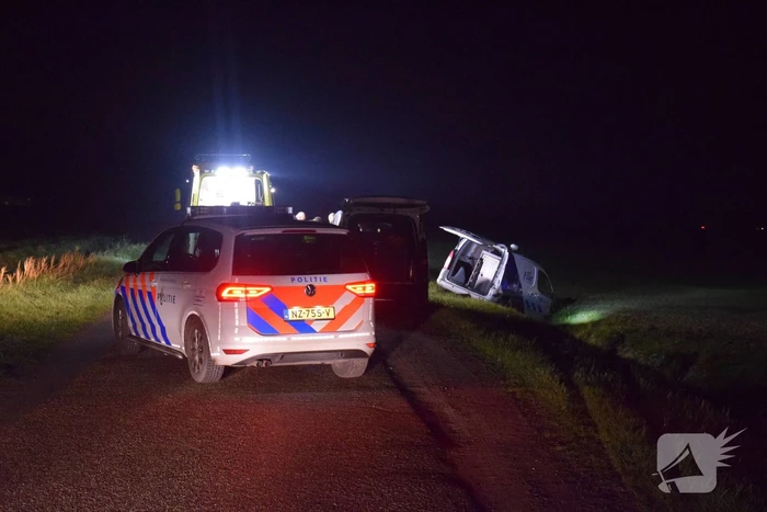 Busje van beveiligingsbedrijf belandt in sloot