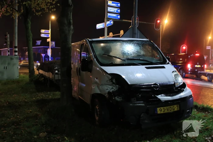 Flinke schade bij aanrijding op druk kruispunt