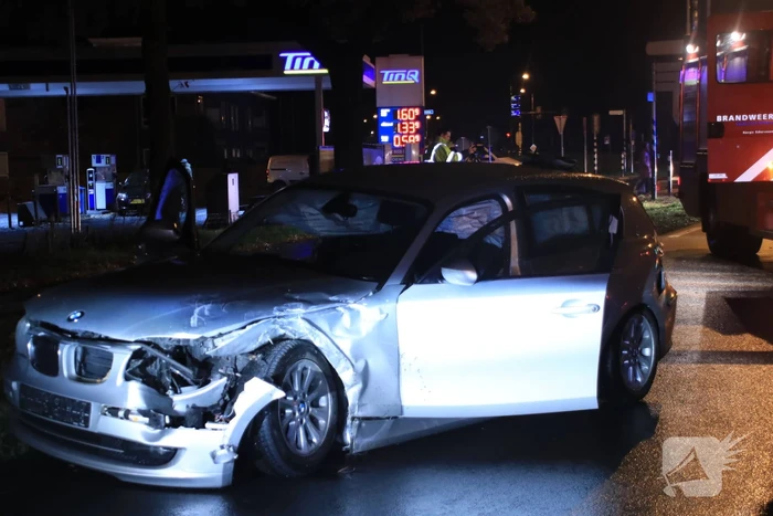 Flinke schade bij aanrijding op druk kruispunt
