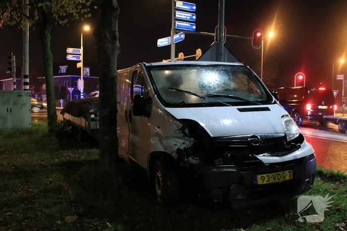 Flinke schade bij aanrijding op druk kruispunt