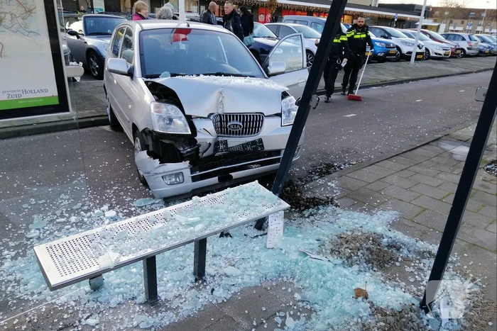 Bestuurster rijdt vanuit parkeervak bushokje aan diggelen