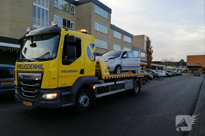 Bestuurster rijdt vanuit parkeervak bushokje aan diggelen