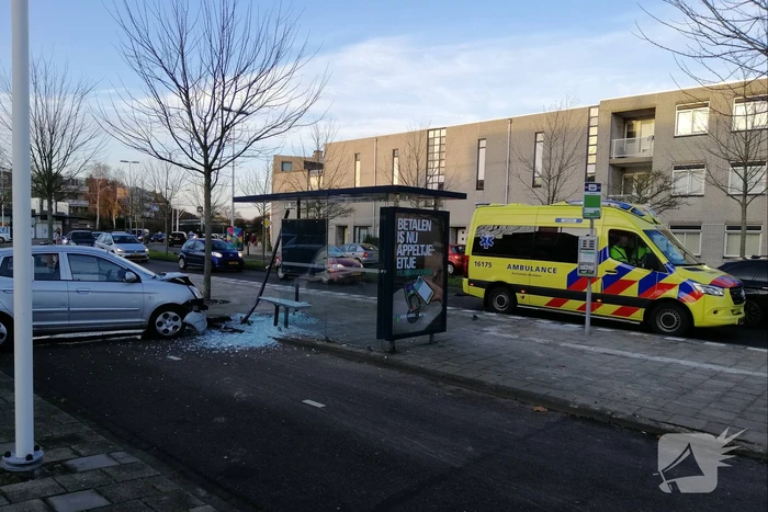 Bestuurster rijdt vanuit parkeervak bushokje aan diggelen