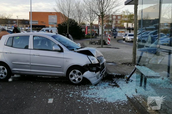 Bestuurster rijdt vanuit parkeervak bushokje aan diggelen