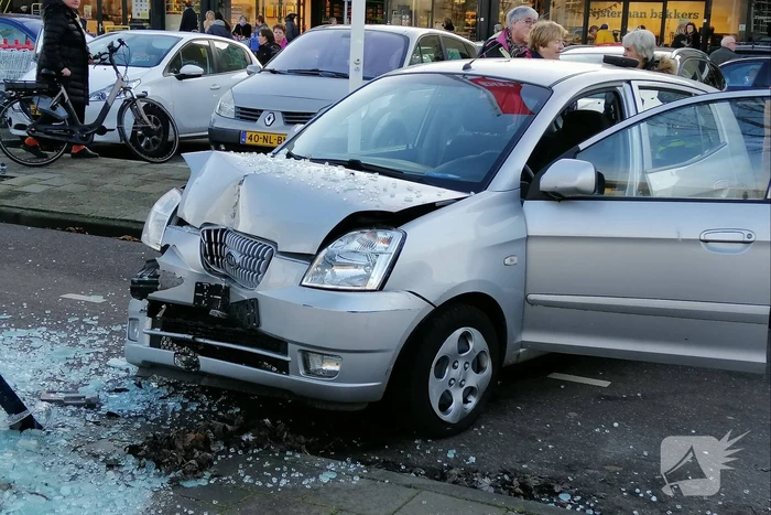 Bestuurster rijdt vanuit parkeervak bushokje aan diggelen