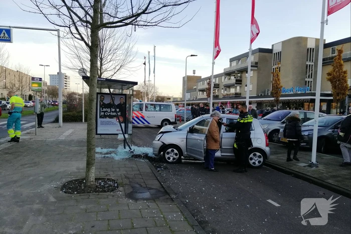 Bestuurster rijdt vanuit parkeervak bushokje aan diggelen