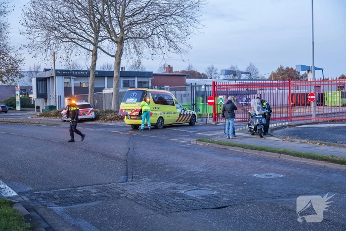 Scooterrijder gaat hard onderuit bedrijventerrein Isselt