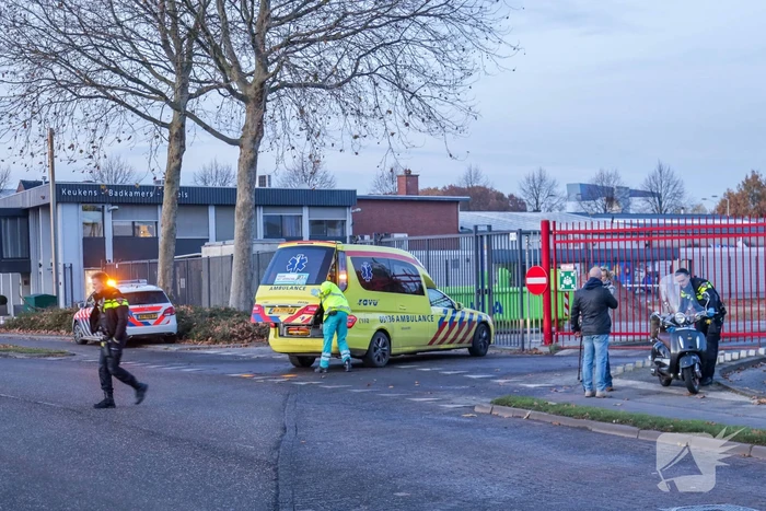 Scooterrijder gaat hard onderuit bedrijventerrein Isselt