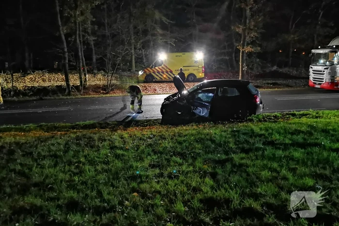 Gewonden na frontale botsing tussen personenbus en auto