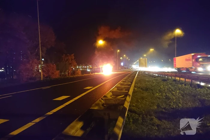Auto in brand op afrit snelweg