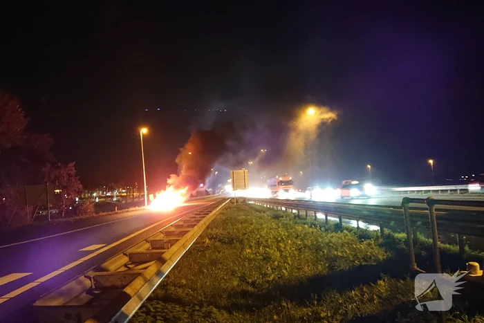 Auto in brand op afrit snelweg