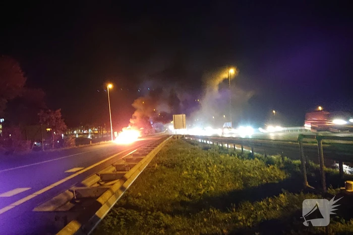 Auto in brand op afrit snelweg